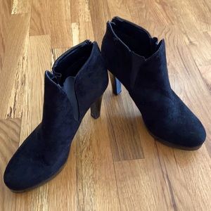 New Directions High Heeled Black Booties